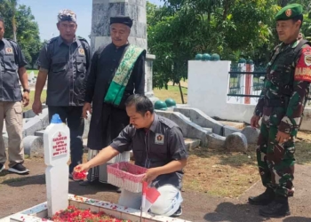Jurnalis Cirebon Tabur Bunga di Taman Makam Pahlawan Kesenden