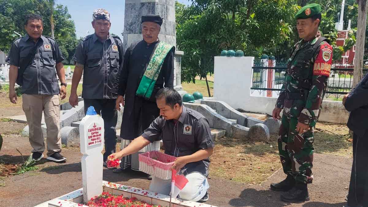 Jurnalis Cirebon Tabur Bunga di Taman Makam Pahlawan Kesenden