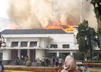 Balai Kota Bandung Kebakaran, Ngeri, Api Mambakar Hampir Seluruh Atap, Ribuan Dokumen Terancam Musnah