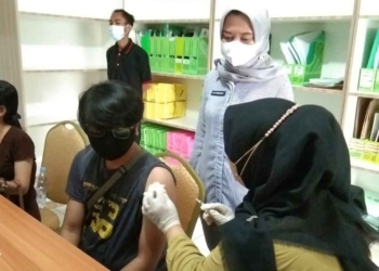 Vaksin Covid-19 di Puskesmas Plumbon Diserbu Masyarakat