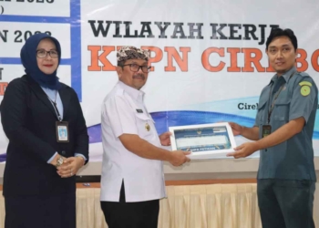 Bupati Cirebon Serahkan DIPA dan Buku TKD 2023