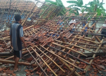 Hujan Angin Makan Korban, Kurir Paket Tewas Tertimpa Atap Bangunan saat Berteduh