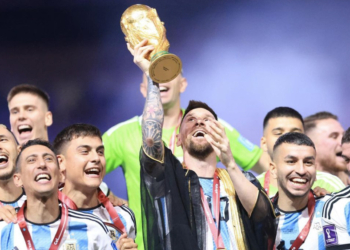 Meme Dibanding-bandingke Bertebaran, Messi Cium Trofi Piala Dunia 2022 Qatar dan Sandang Status Goat, Bagaimana Ronaldo?
