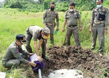 Satpol PP Kabupaten Cirebon Musnahkan Miras Metode Ramah Lingkungan