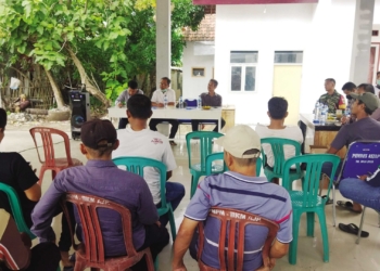 Warga Astanajapura Luruk Kantor Desa Tuntut Transparansi Penjualan Limbah