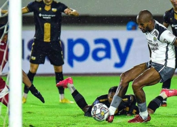 Achmad Jufrianto Lakukan Gol Bunuh Diri, Dewa United dan Persib Bandung Berbagi Poin, Luis Mila Kecewa