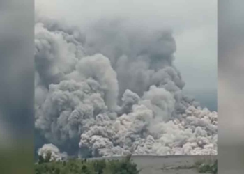 Gunung Semeru Kembali Meletus Tepat 1 Tahun, Muntahkan Awan Panas 7 Kilometer