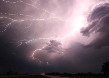 PERINGATAN BMKG! Hujan Ekstrim Pantura Jawa di Malam Pergantian Tahun Baru 2023, Dikepung Banjir, Kota Lama Semarang Terendam