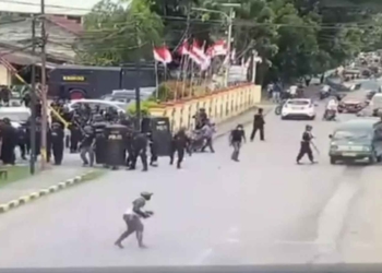 Gubernur Papua Ditangkap KPK, Massa Pendukung Lukas Enembe Lempari Mako Brimob