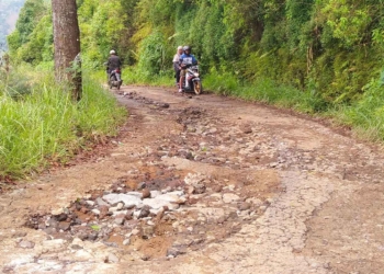 Warga Desa Keluhkan Jalan Rusak di Majalengka