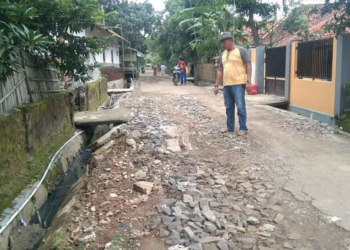 Jalan ke Jembatan Gantung Cigobang Kabupaten Cirebon Rusak