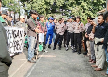 HMI Demo KPU Kabupaten Cirebon, Tuntut Transparansi Rekrutmen PPK dan PPS