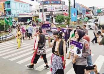 Edukasi Keselamatan Berlalu Lintas Libatkan Punakawan, Sejumlah Pengendara Tak Pakai Helm Diberhentikan