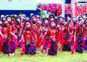 Ratusan Penari Topeng Kelana Cilik Pukau Menteri PMK di Muswil ke 21 Muhammadiyah Jabar