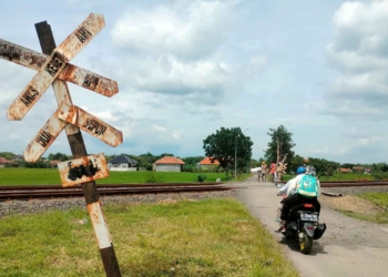 Warga Sukarela Jaga Perlintasan KA, Prihatin Kerap Terjadi Kecelakaan di Perlintasan Kereta Api di Cirebon