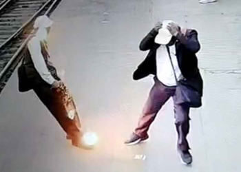 Bahaya, Jangan Pakai Headset atau Nyalakan Bluetooth di Peron Stasiun Kereta Api, Begini Penjelasannya