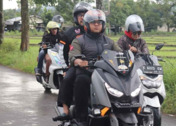 Bupati Cirebon Mubeng, Rela Tembus Derasnya Hujan dengan Sepeda Motor, Sapa Warga, Pantau Harga Hingga Berikan Bantuan