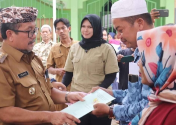 Bupati Cirebon Serahkan Ribuan Sertifikat, Tahun 2025 Seluruh Tanah di Kabupaten Cirebon Ditargetkan Bersertifikat