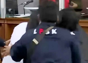 Bharada Eliezer Dikerubuti Pria Berbadan Tegap, Pintu Sidang Didobrak