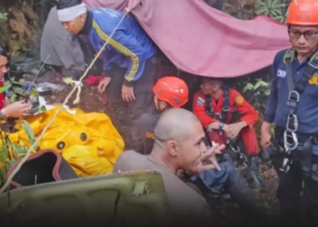 Detik-detik Evakuasi Korban Helikopter Jatuh di Kerinci, Kapolda Jambi Ditarik dari Bawah