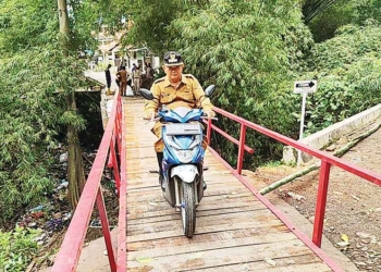 Jembatan Darurat Penpen Rampung, Warga Diingatkan Hati-Hati