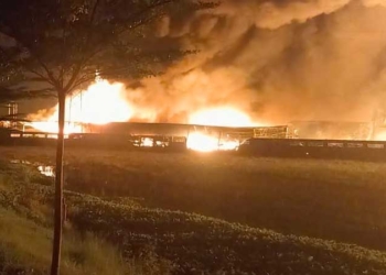 18 Mobil Pemadam Dikerahkan untuk Jinakan Api yang Membakar Pabrik Kasur di Arjawinangun Cirebon