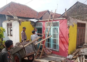 Rumah Ambruk di Cirebon, Hancur Diterjang Hujan Deras Disertai Angin Kencang