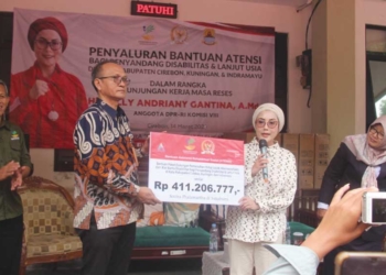 Kemensos Bersama Anggota Komisi VIII DPR RI Salurkan Bantuan ATENSI di Cirebon, Wujud Negara Hadir di Tengah Masyarakat