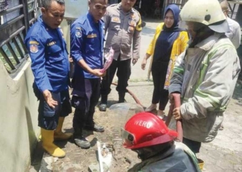 Bukan Semburan Gas, Cairan Misterius Berbau Menyengat Gegerkan Warga Sutawinangun Cirebon
