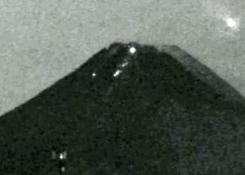 Cahaya Putih Misterius Mirip Pesawat di Puncak Gunung Merapi Tertangkap Kamera Tagana, Jogja Heboh