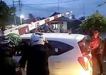 Mobil Mogok di Rel Kereta Api, Jangan Panik, Segera Lakukan ini