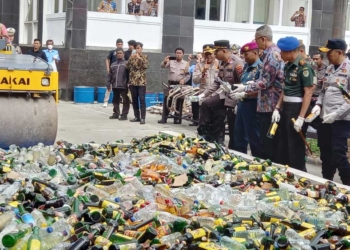 Puluhan Ribu Botol Miras, Narkoba, Kenalpot Bising hingga Petasan di Cirebon Dimusnahkan
