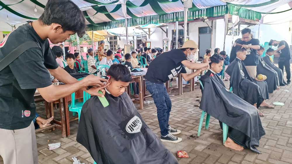 2 Ribu Santri Pesantren Gedongan Cirebon Dicukur Massal