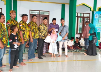 Bagi Paket Lebaran, AMPG Kabupaten Cirebon Santuni Anak Yatim dan Dhuafa