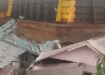 Tragedi Kapal Tongkang di Hari Lebaran, Lepas Kendali Tabrak Puluhan Rumah di Tepi Pantai