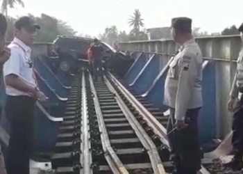 Mobil Fortuner Nyangkut di Jembatan Rel Kereta Api Banyumas, Posisinya Aneh Tak Masuk Akal, Arus Mudik Terhambat