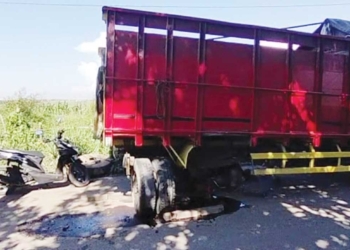 Terjang Jalan Rusak di Cirebon, Truk Ayam Rusak Berat