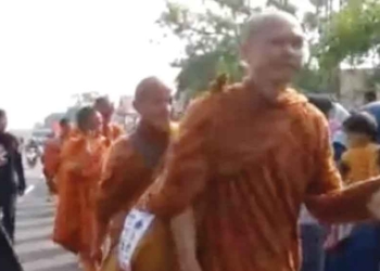 Susuri Pantura, Rombongan Biksu Jalan Kaki Masuki Cirebon