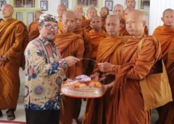 Perjalanan Biksu Jalan Kaki Terus Dipantau, Penuhi Undangan Bupati Imron Kumpul di Pendopo