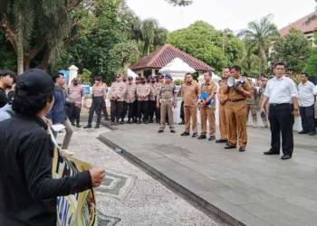 Mahasiswa Demo Jalan Rusak di Kabupaten Cirebon dan Soroti Galian C