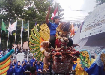 Demokrat Kota Cirebon Kendarai Becak dan Burok Daftarkan Bacaleg ke KPU