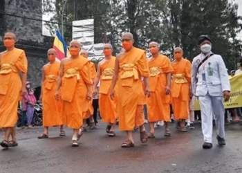 Jalan Candi Mendut ke Candi Borobudur Sepanjang 3 Km Dipadati Umat Budha