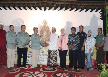 Pemkab Cirebon Sosialisasikan DBHCHT Lewat Seni Wayang Kulit, Ajak Masyarakat Awasi Peredaran Rokok Ilegal