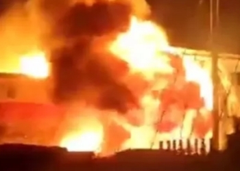 Kereta Api Tabrak Truk Trailer, Ada Ledakan Lalu Api Berkobar