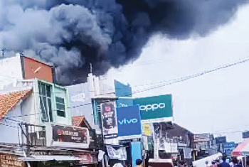 Kebakaran di Cirebon, 4 Toko dan 4 Rumah di Losari Terbakar, Uang Tunai Rp350 Juta Dalam Brangkas Ikut Hangus