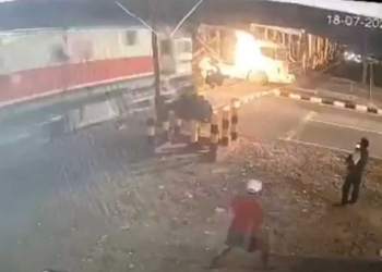 Kecelakaan Kereta Api Tabrak Truk, Ini yang Harus Dilakukan Bila Mobil Tiba-tiba Mogok di Rel
