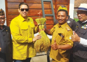 Gubernur Resmikan Leuit Tapal Desa di Kabupaten Cirebon