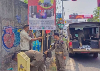 Satpol PP Kabupaten Cirebon Tertibkan Puluhan Spanduk dan Baliho Liar