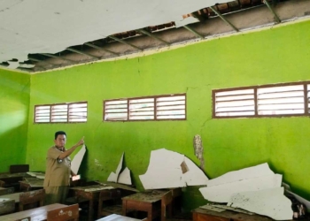 Plafon SDN 2 Luwung Cirebon Ambruk saat KBM, Timpa Guru Kelas dan Peserta Didik