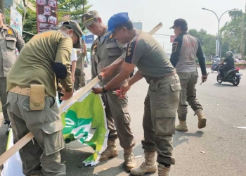 Satpol PP Turunkan 300 APS Bacaleg Kota Cirebon Langgar Perda